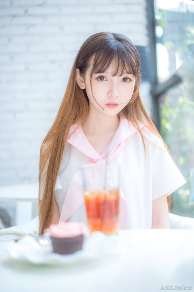 “见过孟达将军。”房间里，哪里有什么刘璋和刘璝夫人的影子，却见一男一女两人见到孟达之后，站起身来，抱了抱拳：“不知事情如何？”