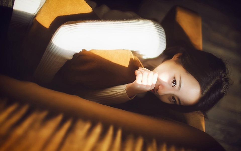 在这里，与各位再共同勉励一次，我们要做聪明的人，做有智慧的人有慈爱又肯诚实对人对己的勇者。就算天大的事情来了，也不逃避它，心平气和地为自己争取最合理的解决之道，不可以做一个弱者，凡是不顺心便跌倒的人是要被社会淘汰的，做一个有弹性的人，当是我们一生追求的目标。——三毛《亲爱的三毛》